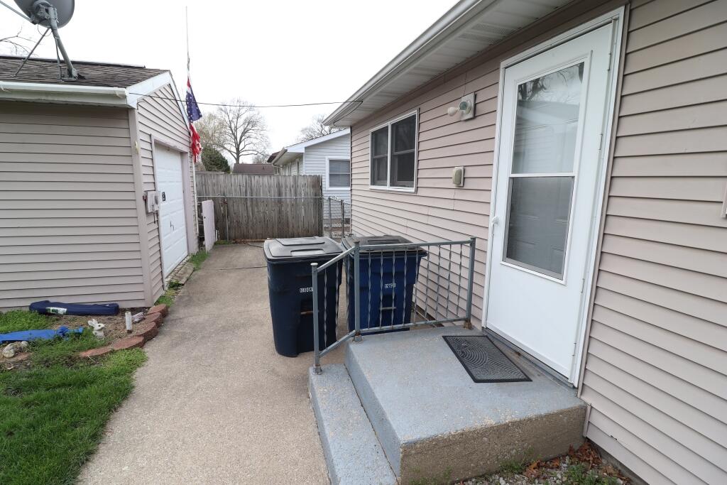 629 Superior Street Michigan City, IN 46360 - Photo 6 of 35 a view of a corridor
