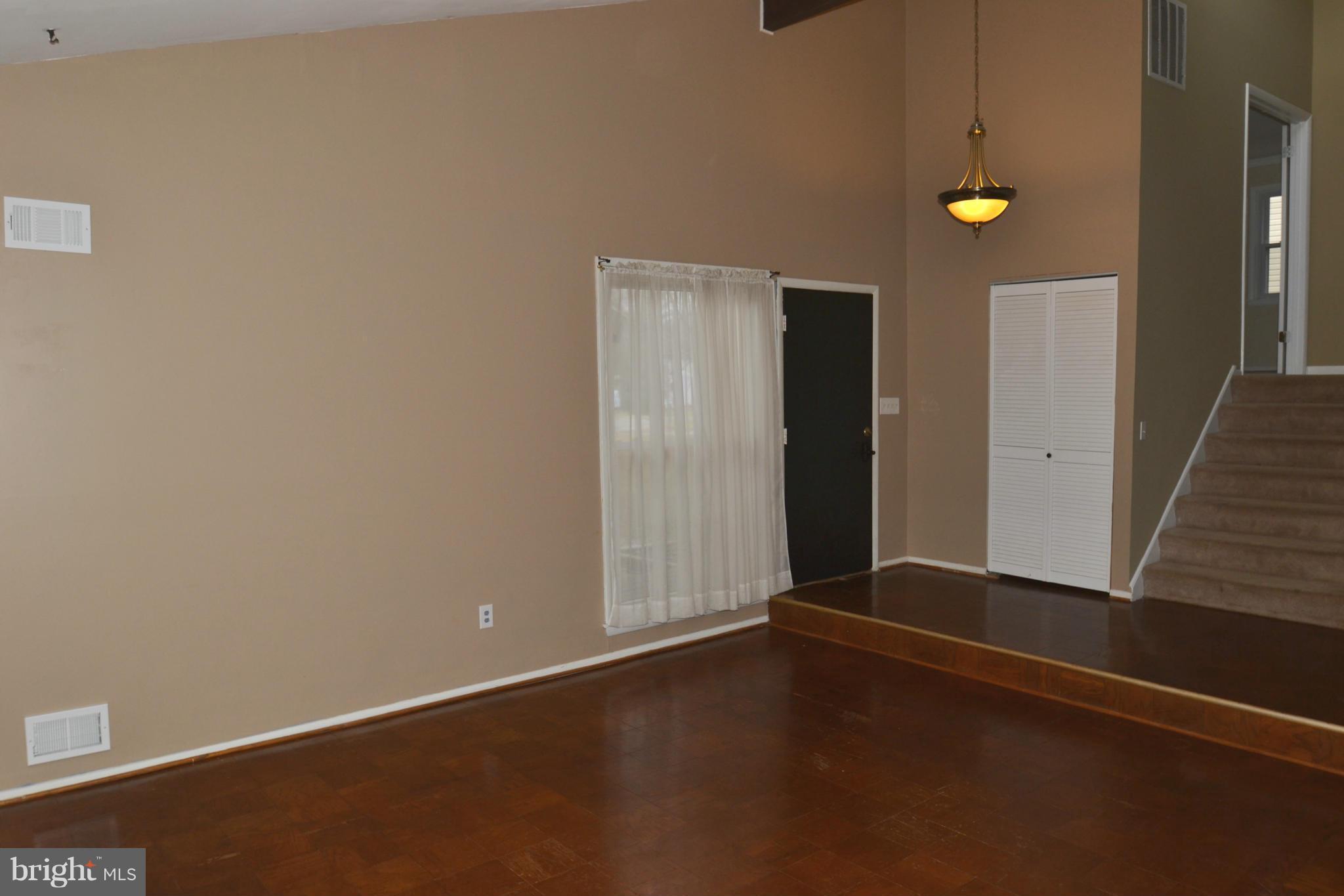 17408 Collier Way Poolesville, MD 20837 - Photo 3 of 27 Living Room