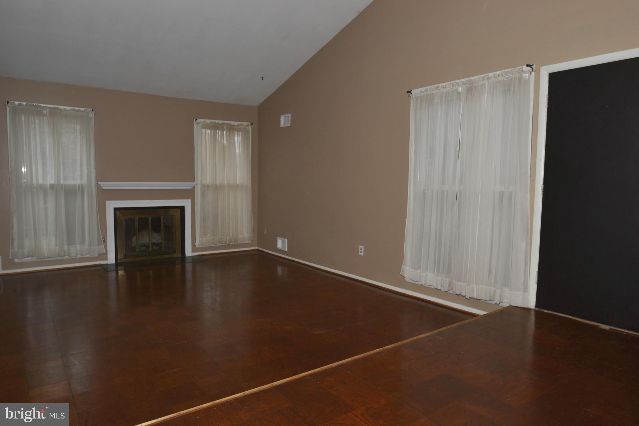 17408 Collier Way Poolesville, MD 20837 - Photo 5 of 27 Living Room