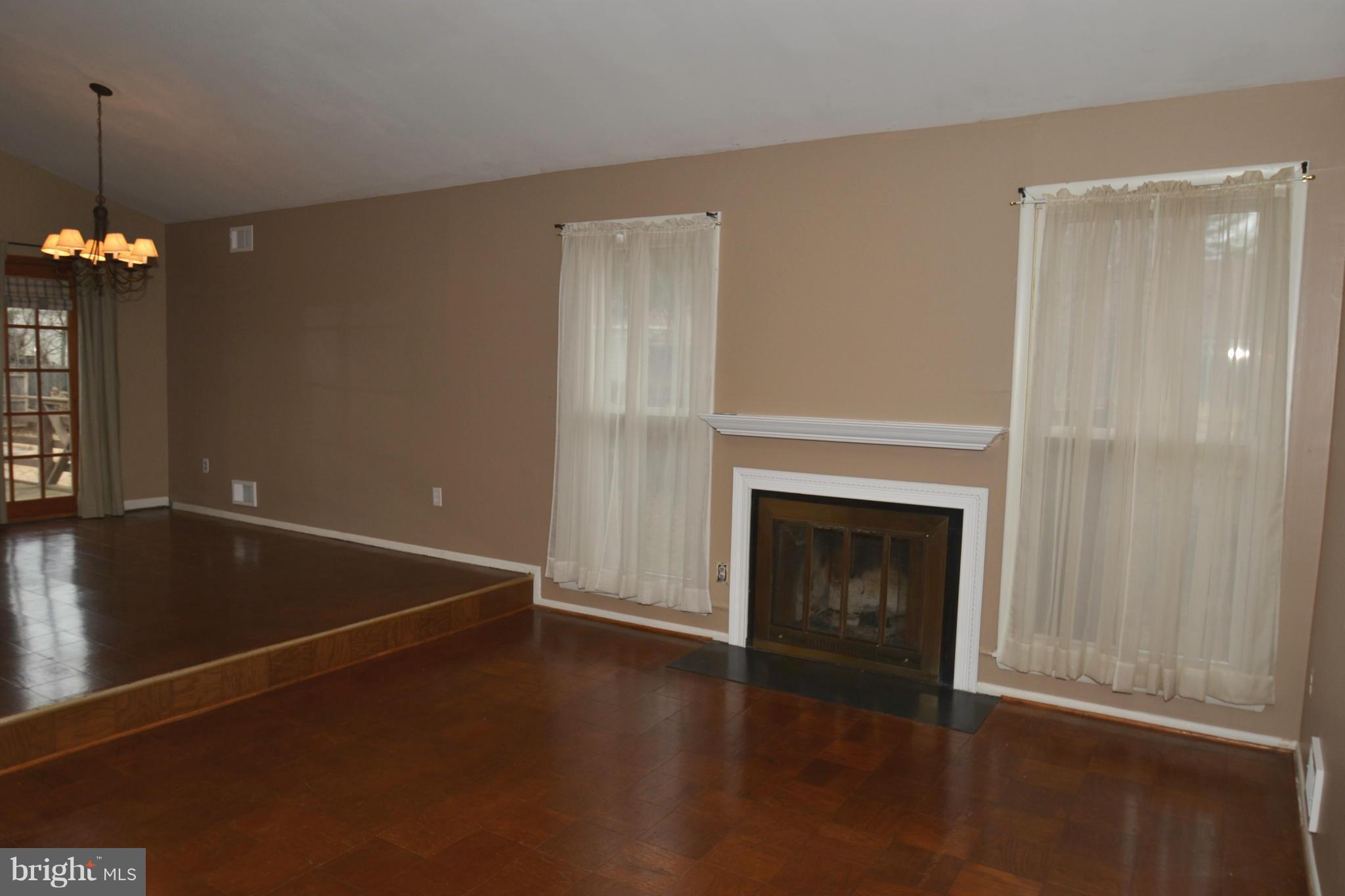 17408 Collier Way Poolesville, MD 20837 - Photo 6 of 27 Living Room
