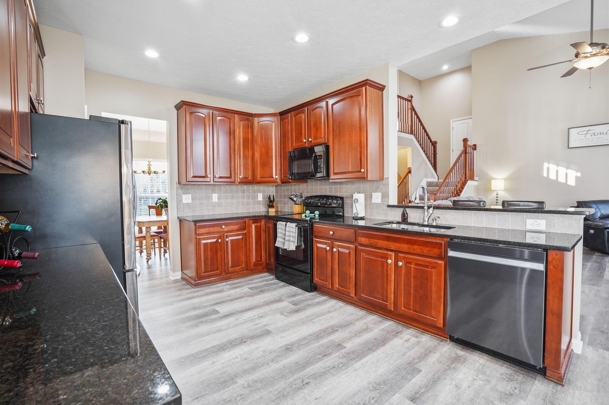 120 Mendolin Way Powell, OH 43065 - Photo 22 of 61 Large kitchen and eating area