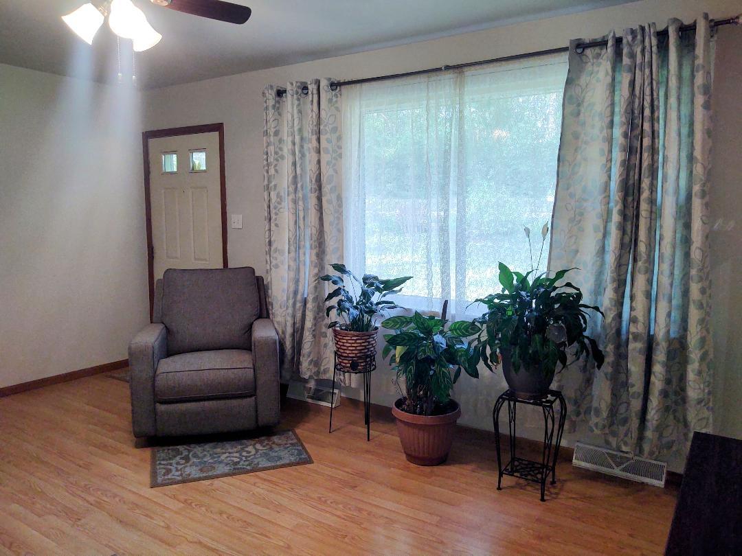 5255 Sand Ridge Road Morris, IL 60450 - Photo 4 of 20 a living room with furniture potted plant and a window