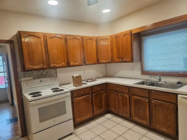 $2,200 | 32 Valley Everett Ma, Unit 1, Everett, MA 02149