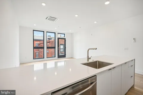 $2,450 | 2007 Cambridge Street, Unit 10, Philadelphia, PA 19130