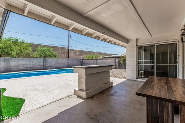 a view of a backyard