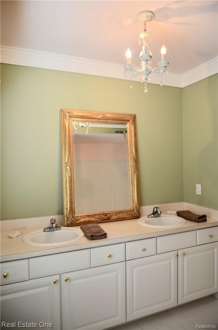 85 Ridge Field Court Oxford, MI 48371 - Photo 13 of 31 Note dual sinks