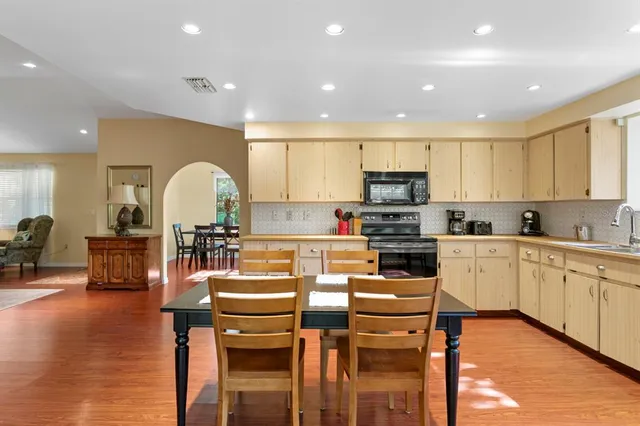 $2,400 | 1343 Highland Avenue Northwest, Tarpon Springs, FL 34689