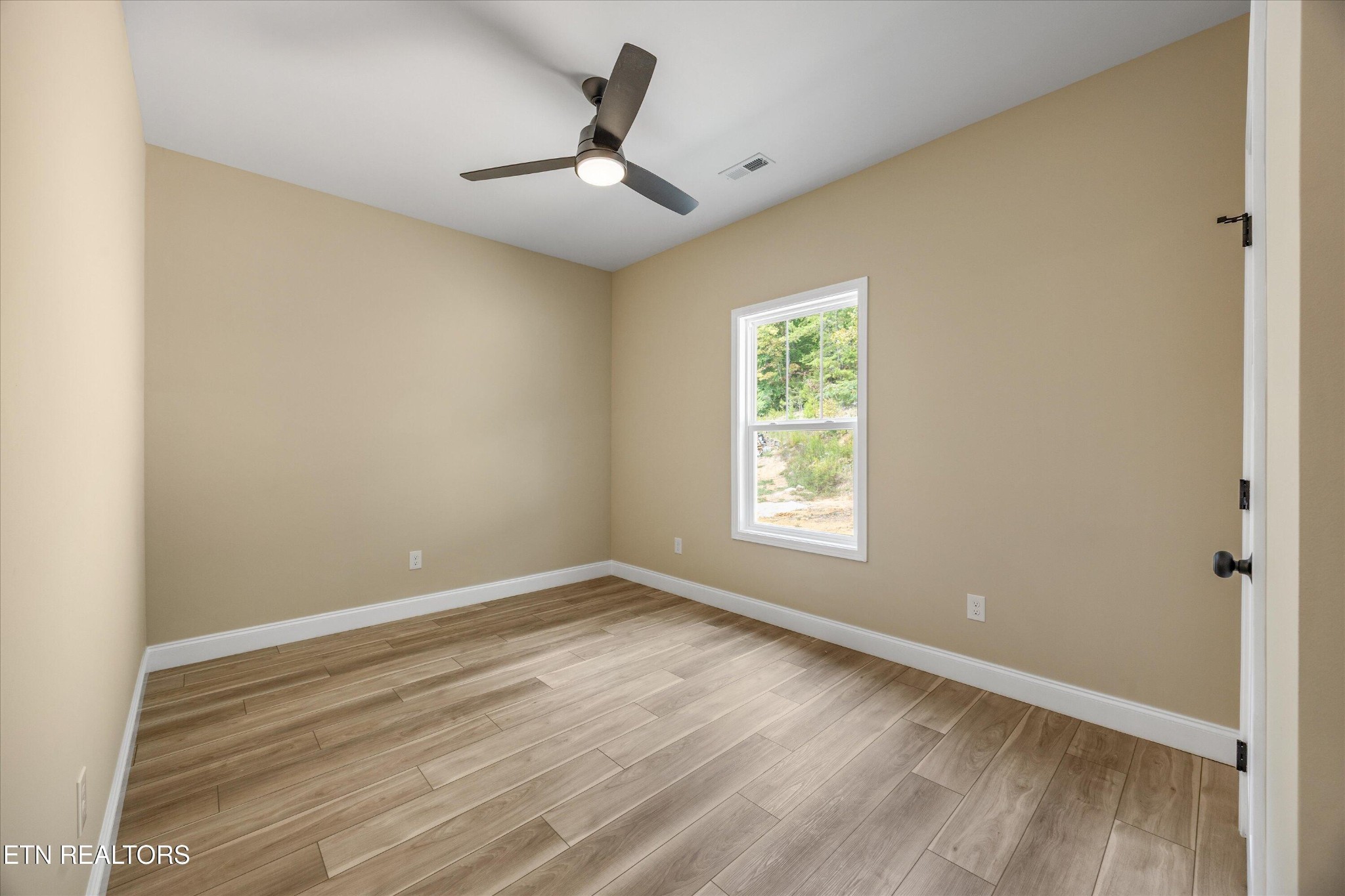 210 Daniel Morris Point Clinton, TN 37716 - Photo 21 of 45 a view of room with window and ceiling fan