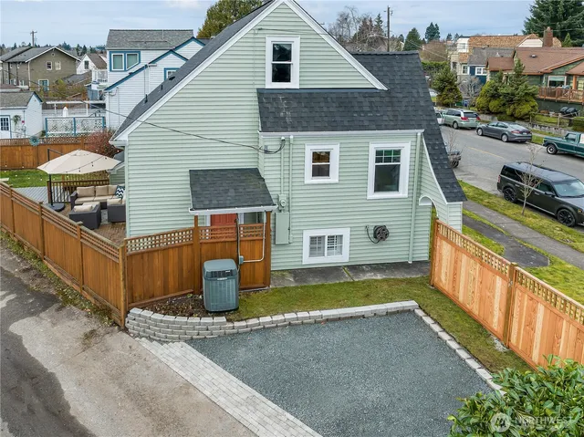 $2,795 | 7638 Winona Avenue North, Unit B, Seattle, WA 98103