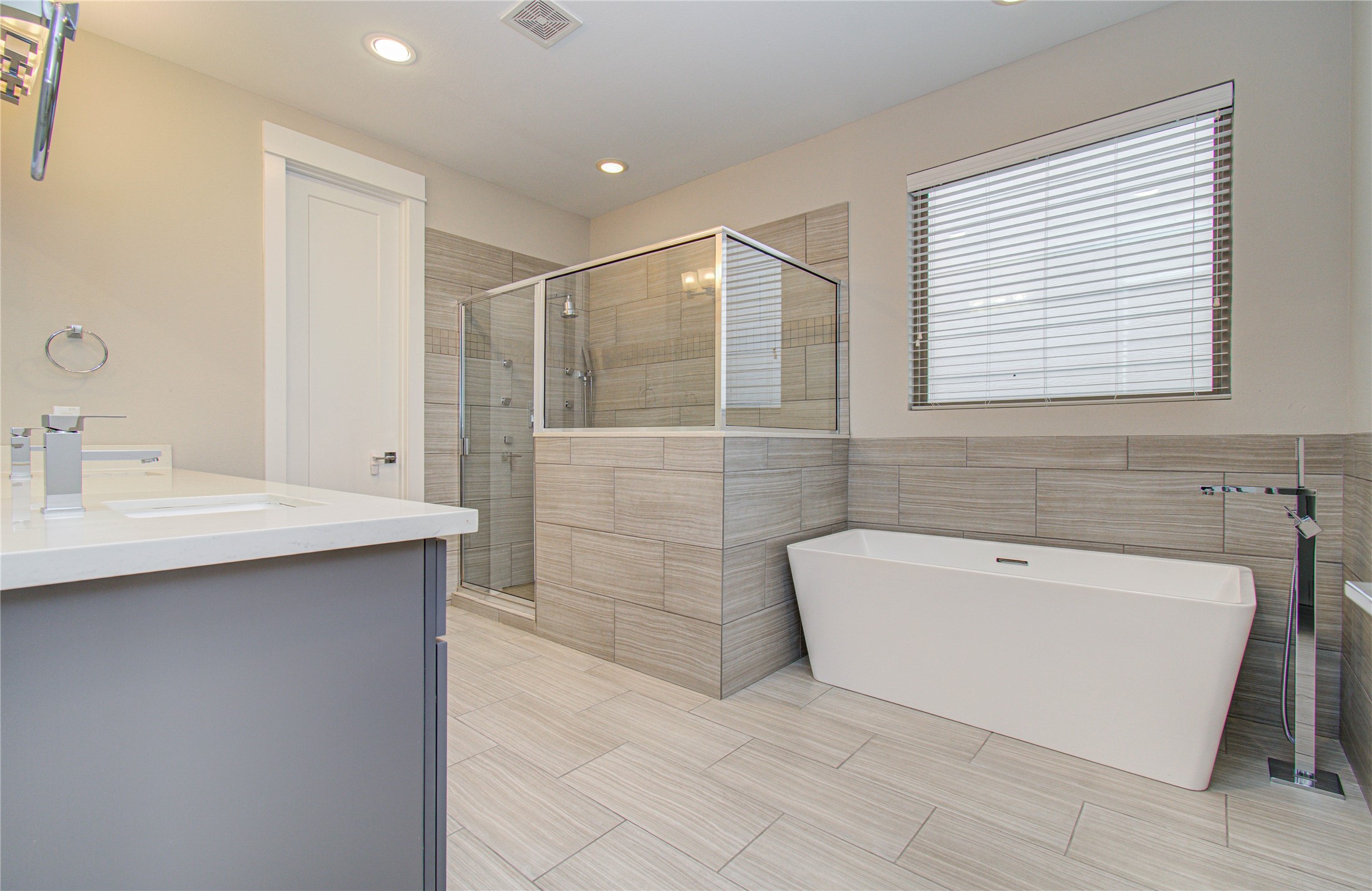 3516 Bastrop Street Houston, TX 77004 - Photo 16 of 25 a bathroom with a bathtub a sink and a window