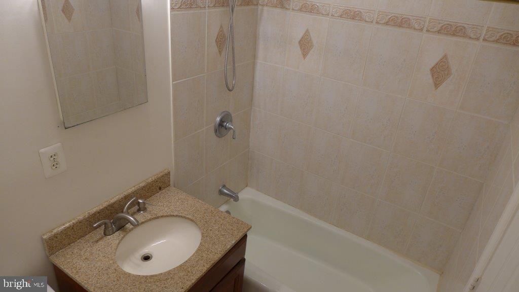 2357 Southgate Square Reston, VA 20191 - Photo 14 of 32 2nd full bath