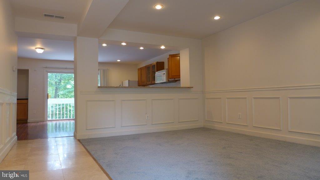 2357 Southgate Square Reston, VA 20191 - Photo 22 of 32 Living room without furniture