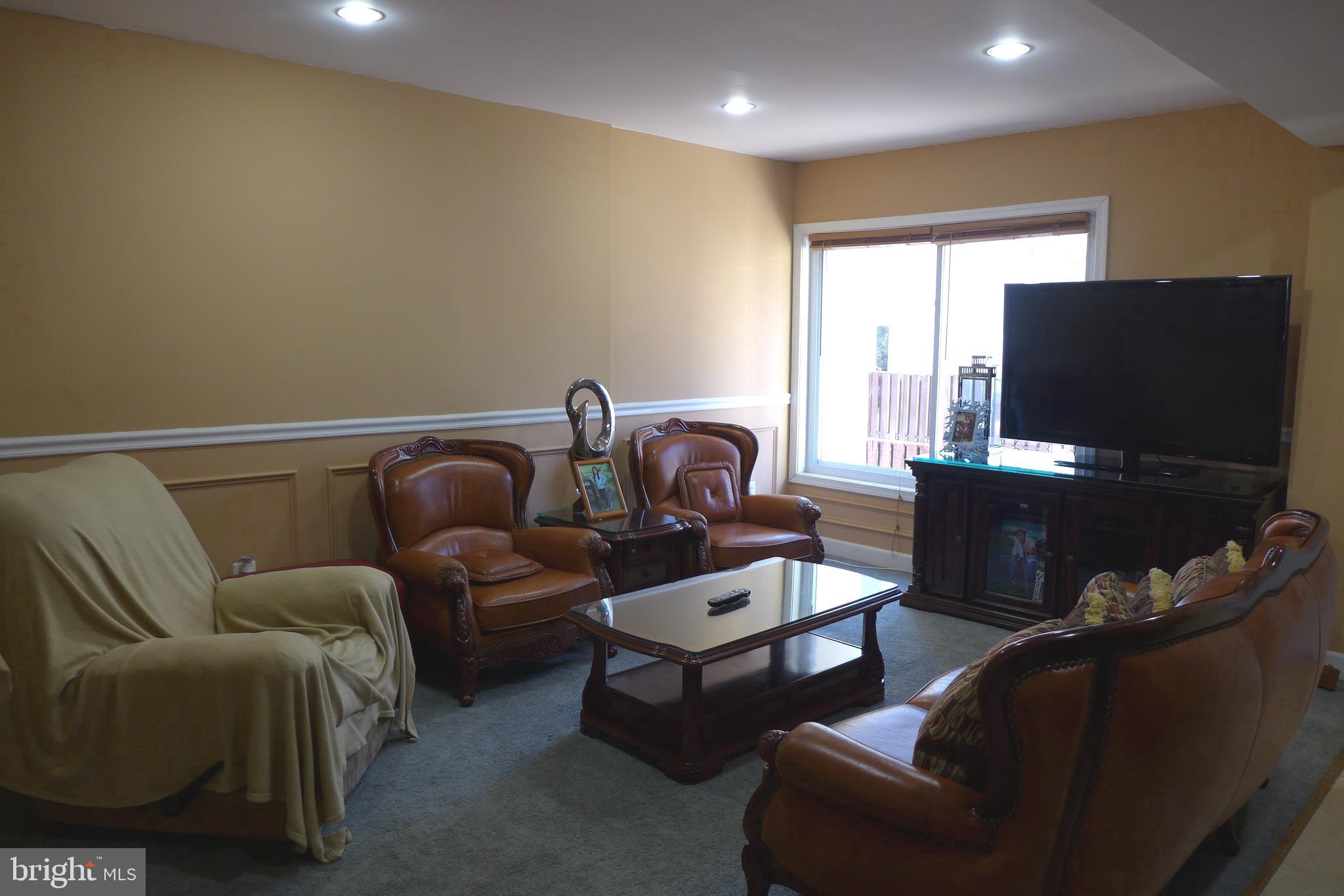 2357 Southgate Square Reston, VA 20191 - Photo 4 of 32 Living room