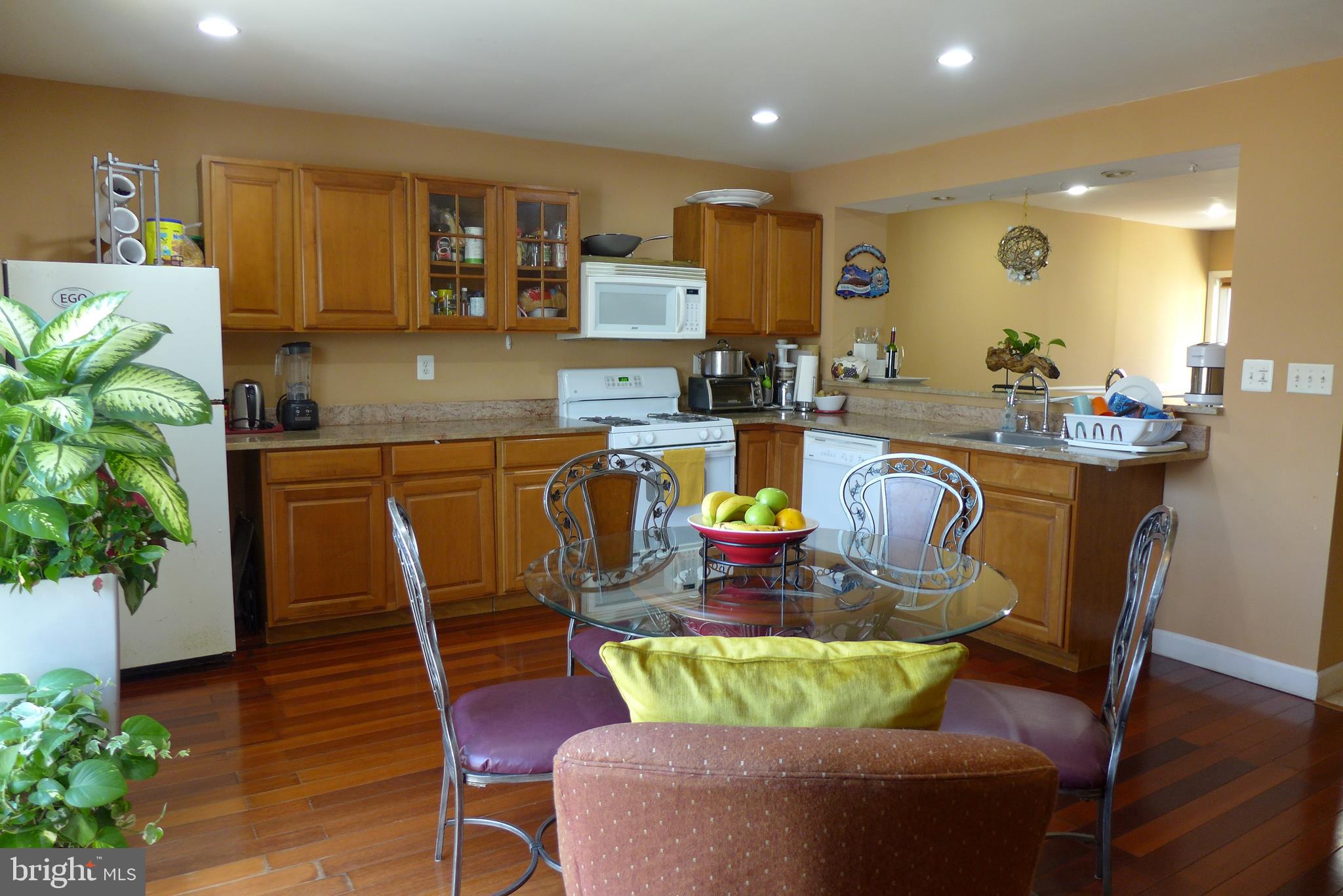2357 Southgate Square Reston, VA 20191 - Photo 7 of 32 Kitchen and dining area