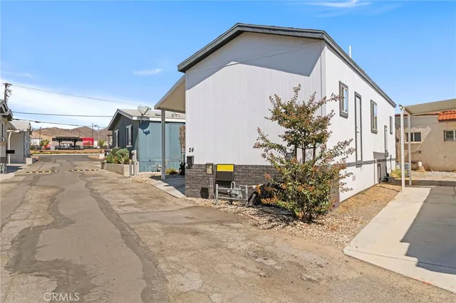 a view of a house with backyard