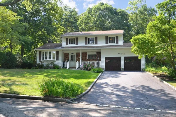 $799,999 | 39 Sheryl Crescent, Smithtown, NY 11787