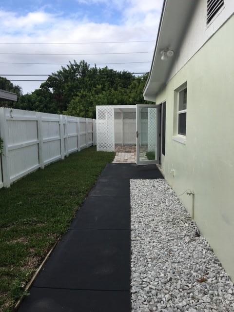 3657 Island Road Palm Beach Gardens, FL 33410 - Photo 20 of 22 Side Yard