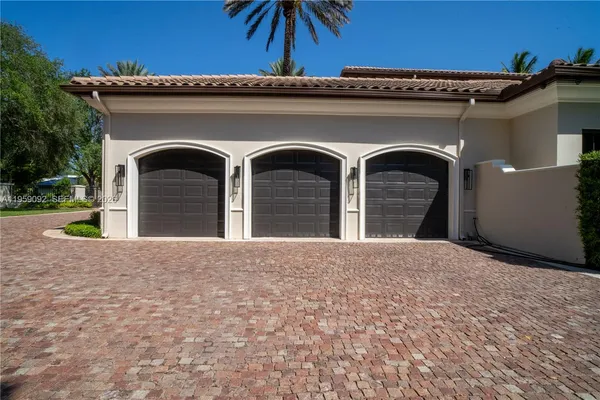 a view of entryway with garden