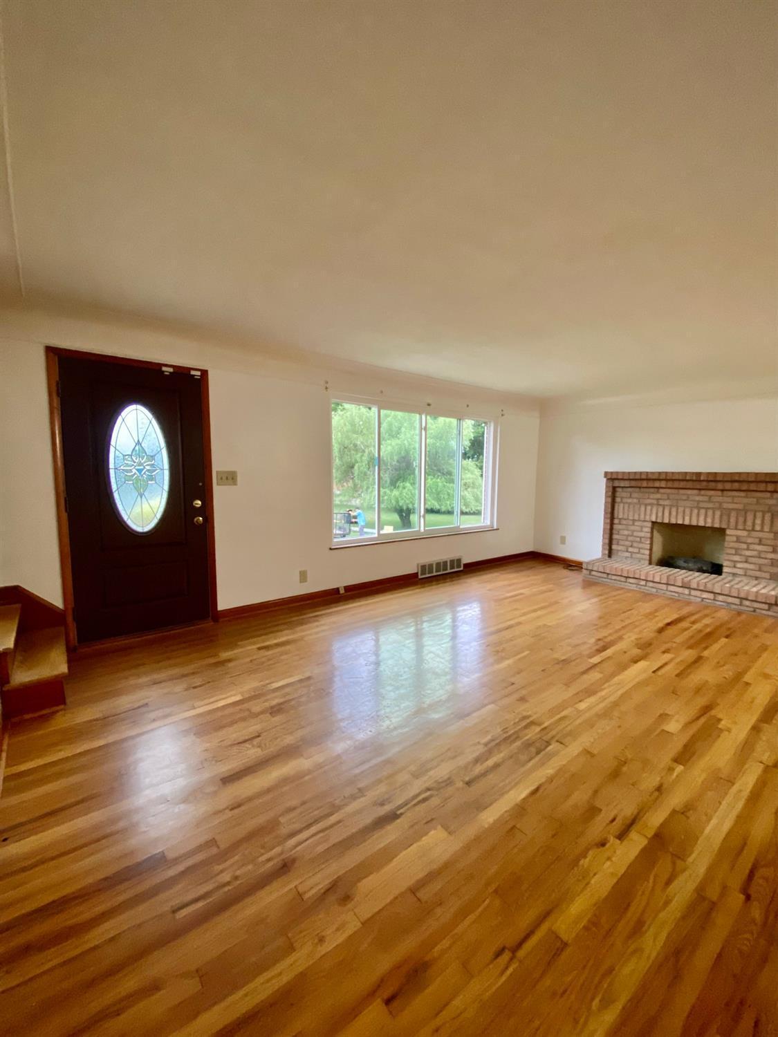 3343 Compton Road Cincinnati, OH 45251 - Photo 3 of 32