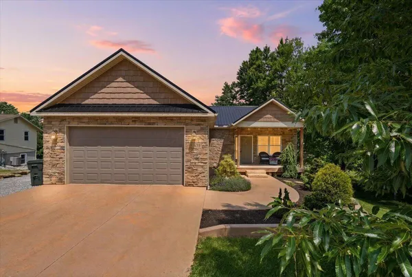 $389,900 | 691 Greenbriar Circle, Howard, OH 43028