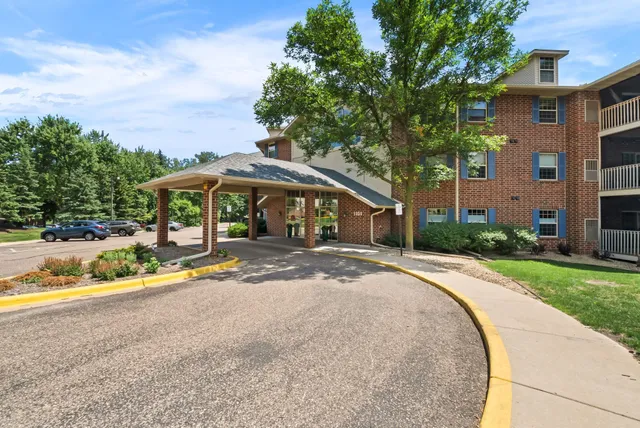 $225,000 | 1350 Douglas Drive North, Unit 105, Golden Valley, MN 55422