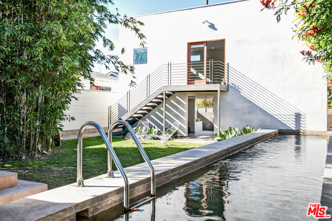 650 Sunset Avenue Venice, CA 90291 - Photo 1 of 20 a view of a chairs and table in the patio