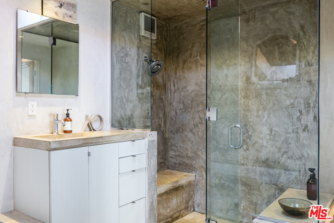 650 Sunset Avenue Venice, CA 90291 - Photo 13 of 20 a bathroom with a sink and mirror