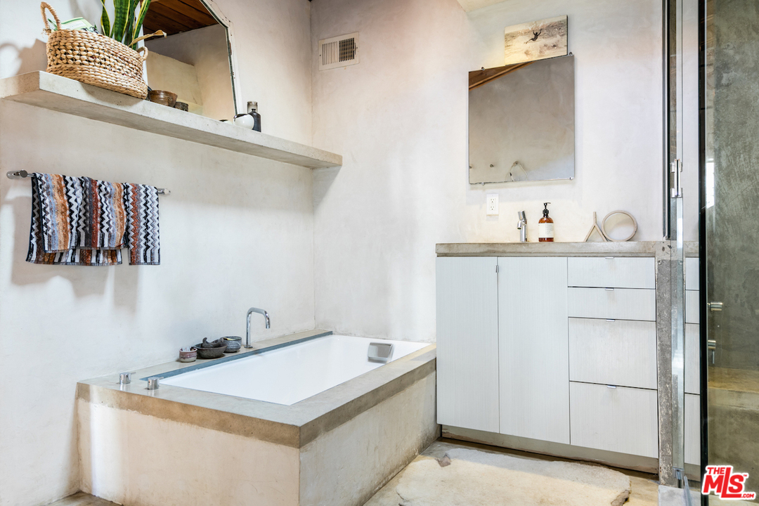 650 Sunset Avenue Venice, CA 90291 - Photo 14 of 20 a bathroom with a sink and a mirror