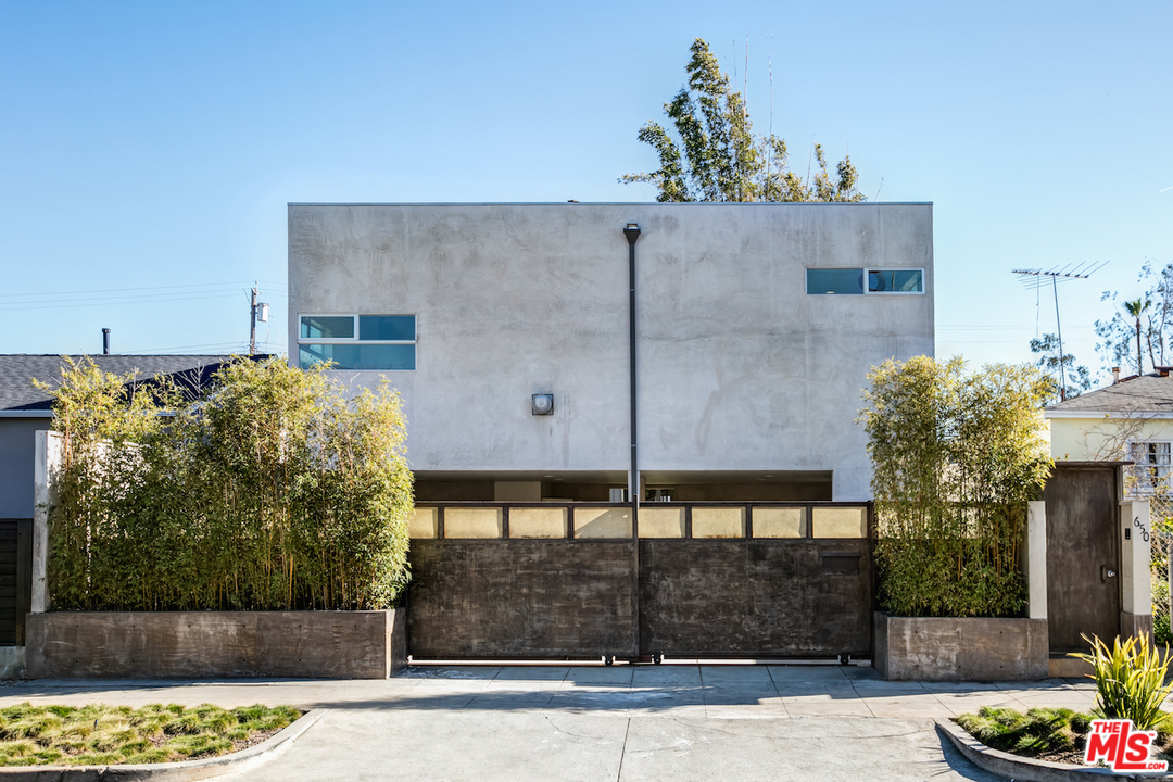 650 Sunset Avenue Venice, CA 90291 - Photo 15 of 20 a front view of a house with garden