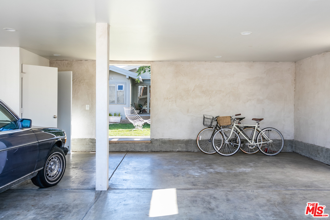650 Sunset Avenue Venice, CA 90291 - Photo 17 of 20 a view of car garage