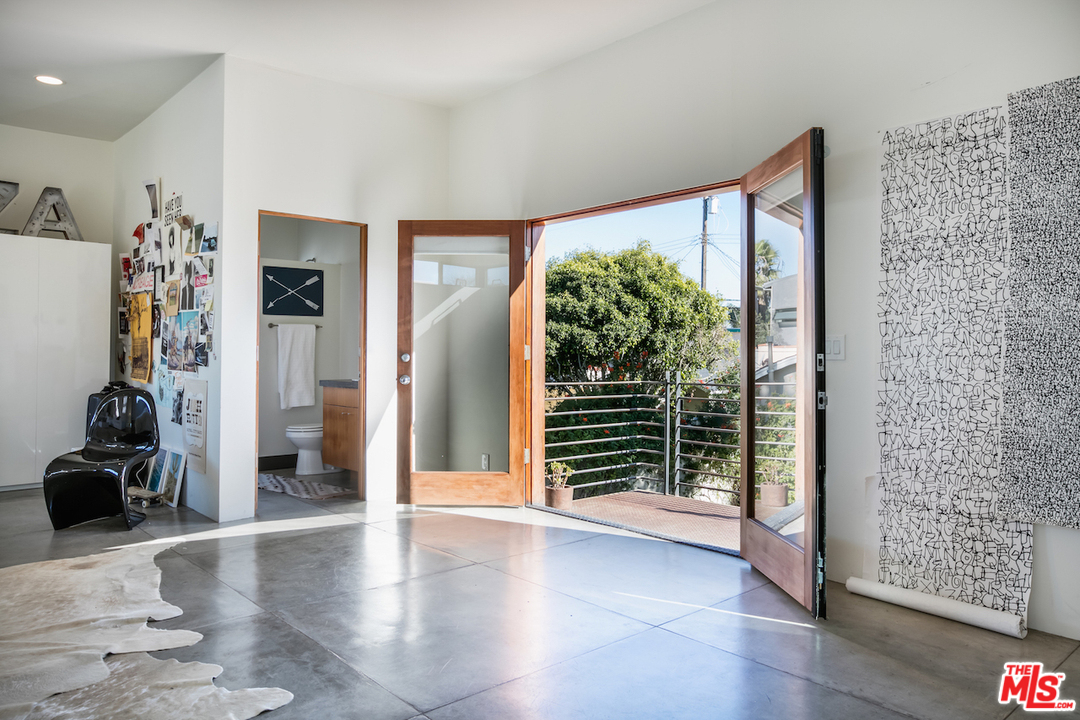 650 Sunset Avenue Venice, CA 90291 - Photo 18 of 20 a view of a livingroom with wooden floor and furniture