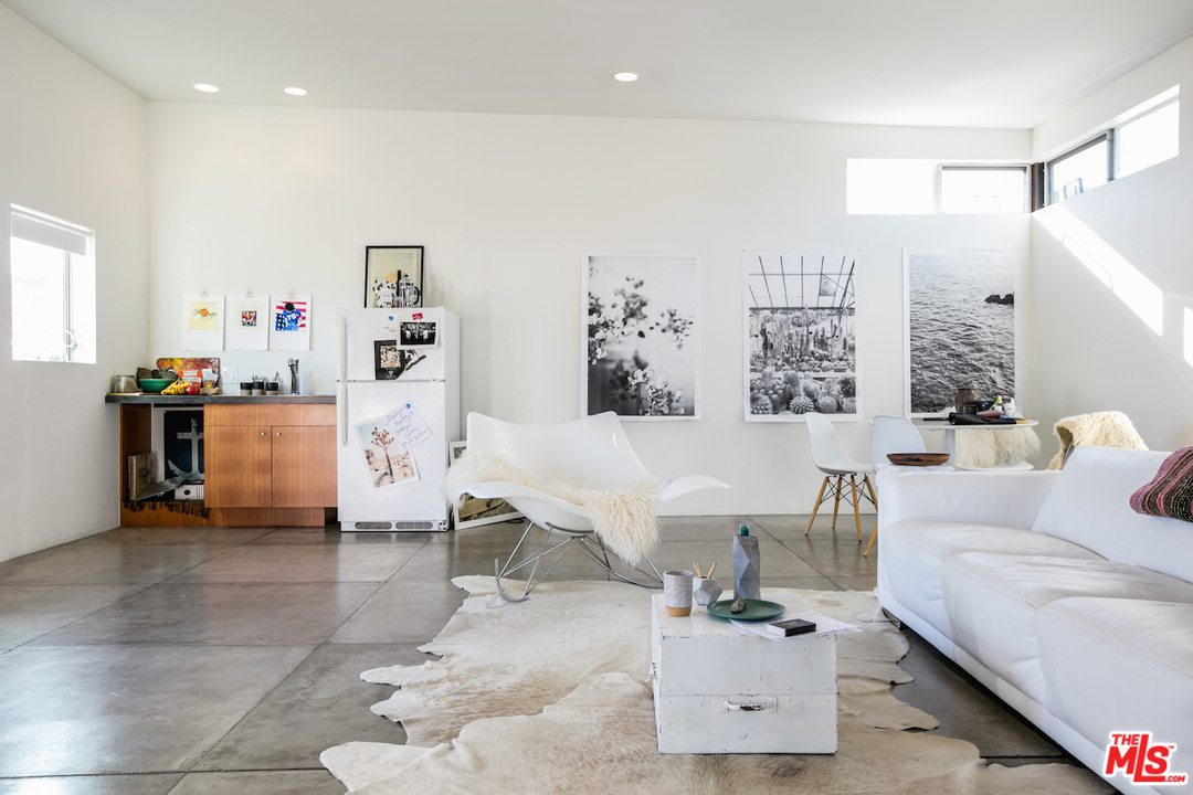 650 Sunset Avenue Venice, CA 90291 - Photo 19 of 20 a living room with furniture and a table