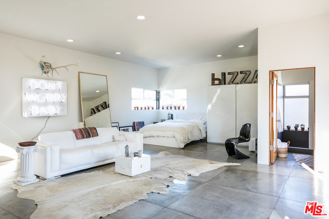 650 Sunset Avenue Venice, CA 90291 - Photo 20 of 20 a living room with furniture and a couch
