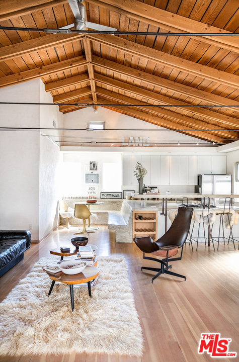 650 Sunset Avenue Venice, CA 90291 - Photo 7 of 20 a living room with furniture