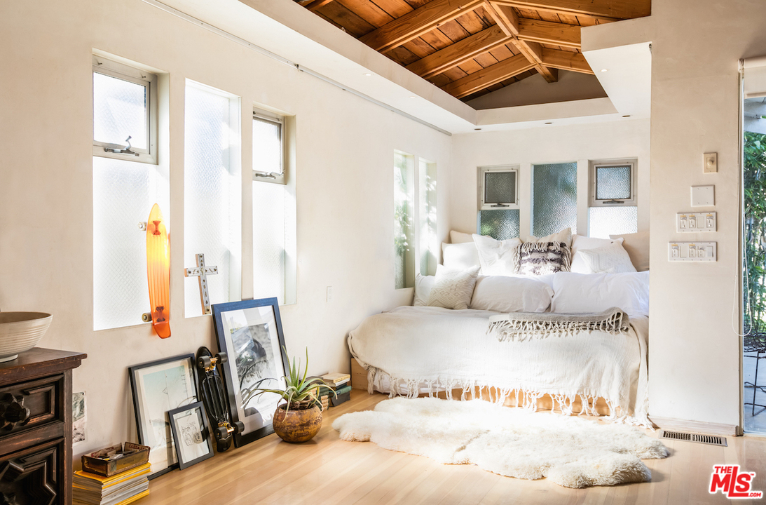 650 Sunset Avenue Venice, CA 90291 - Photo 9 of 20 a large bedroom with a bed and wooden floor