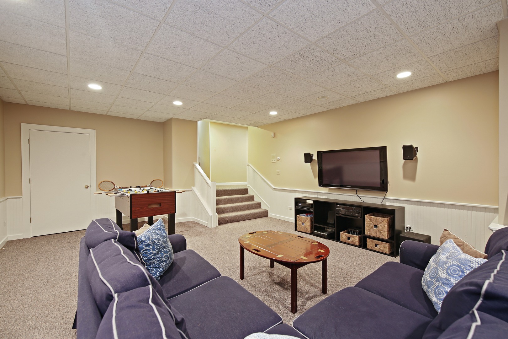 712 Taft Road Hinsdale, IL 60521 - Photo 22 of 25 a living room with furniture and a flat screen tv