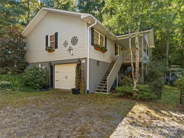 a view of a house with backyard