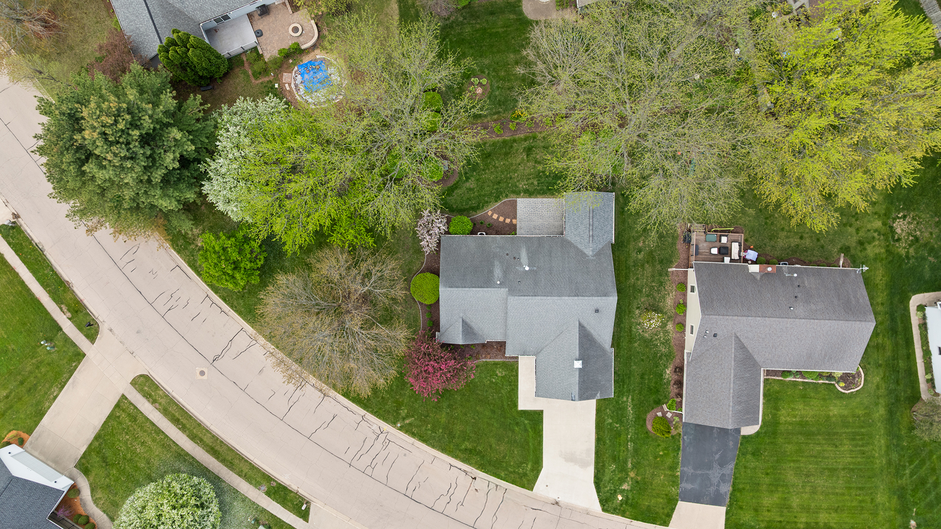 401 Deer Chase Dixon, IL 61021 - Photo 37 of 39 an aerial view of a house with a yard