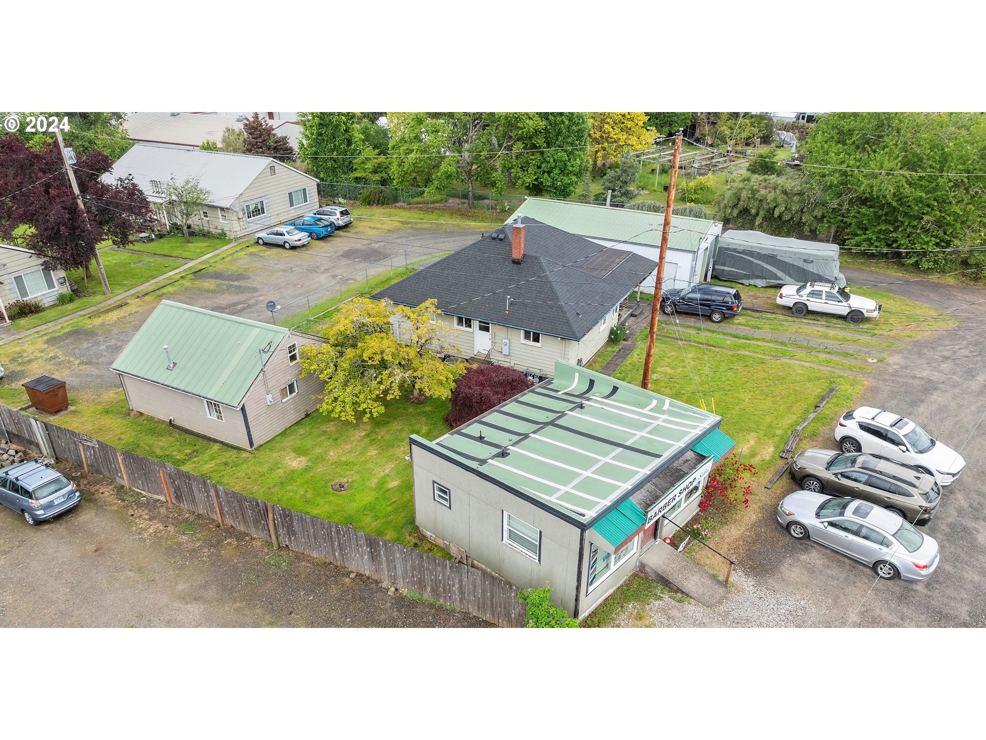 a picture of a table and chairs
