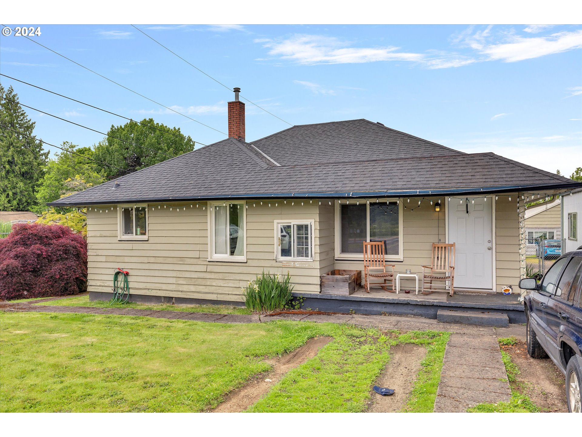 30021 Southeast Orient Drive Gresham, OR 97080 - Photo 3 of 27 a front view of a house with garden