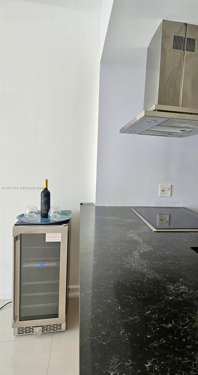 495 Brickell Avenue, Unit 509 Miami, FL 33131 - Photo 3 of 25 a view of fireplace and closet