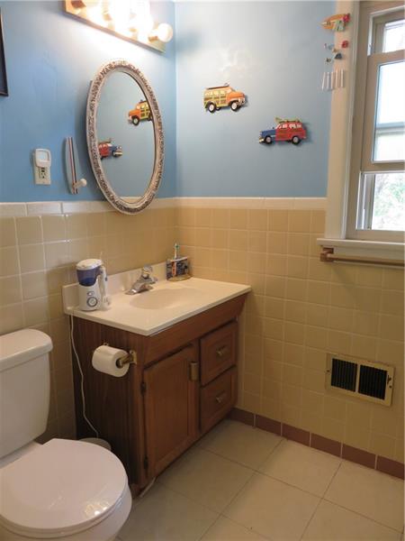 1069 Washington Road Pittsburgh, PA 15228 - Photo 15 of 19 Full bathroom
