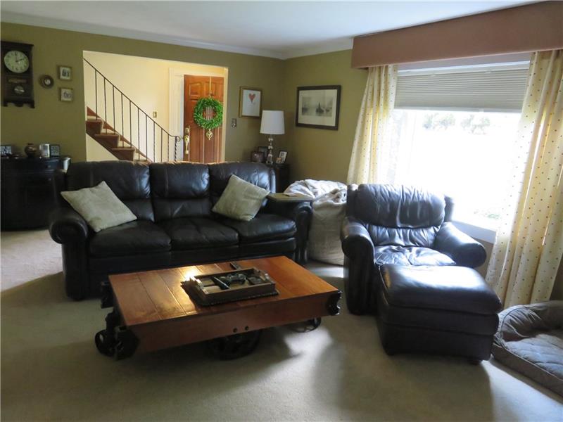 1069 Washington Road Pittsburgh, PA 15228 - Photo 4 of 19 Living room