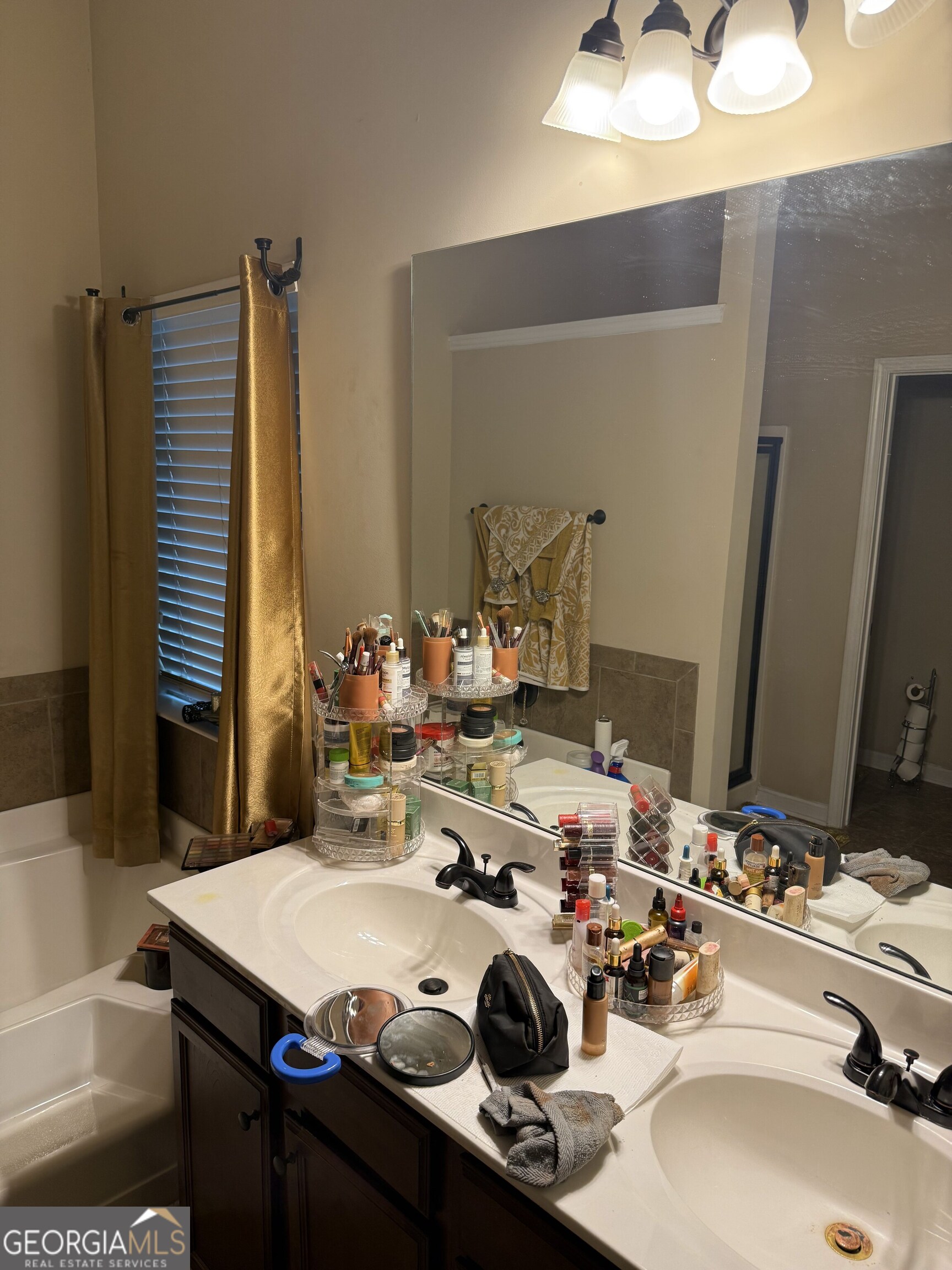 4815 Longview Run Decatur, GA 30035 - Photo 22 of 25 a room with a table chairs and a dining table