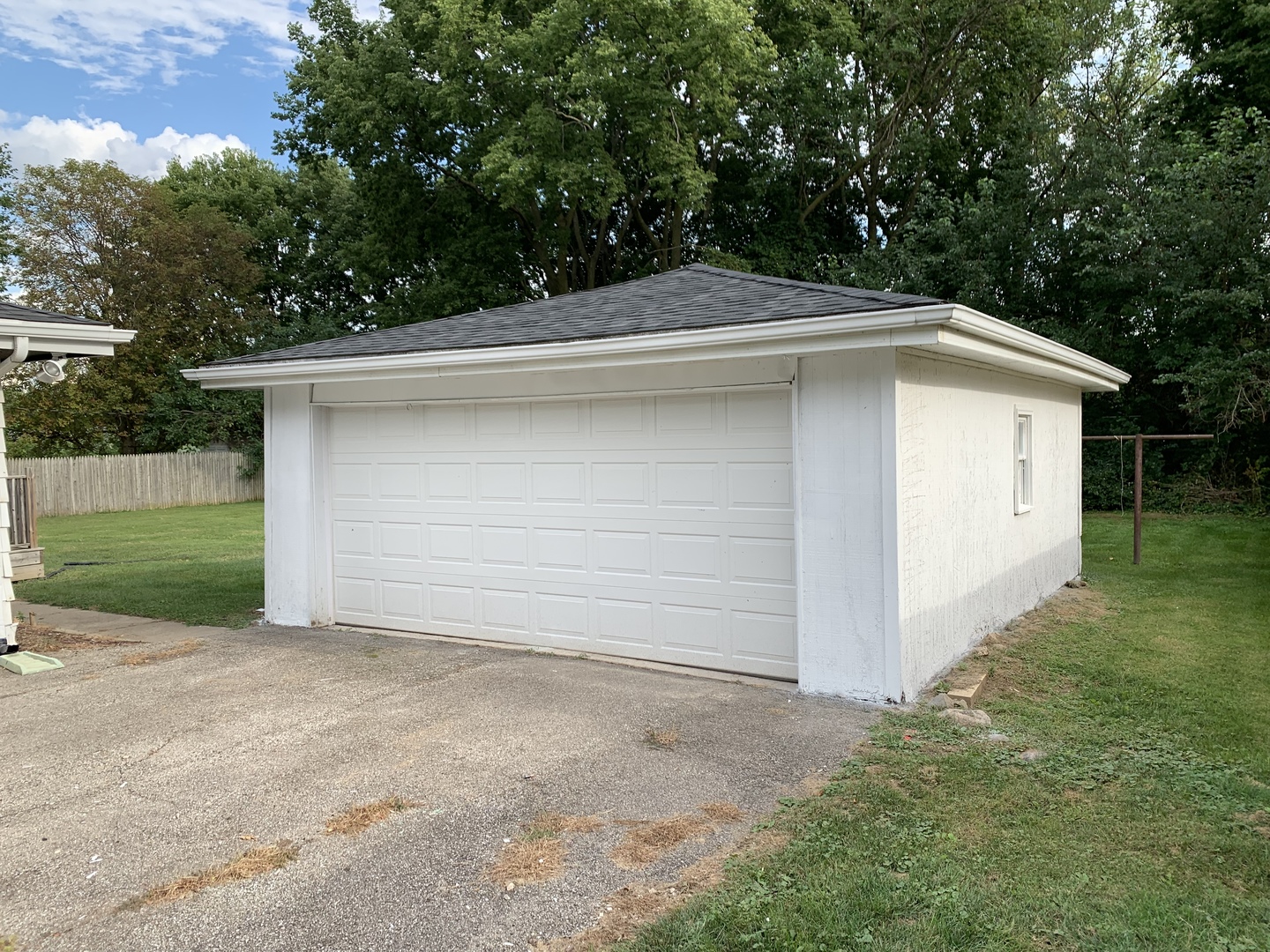 1222 Susan Circle Morris, IL 60450 - Photo 2 of 31 a backyard of a house with garage