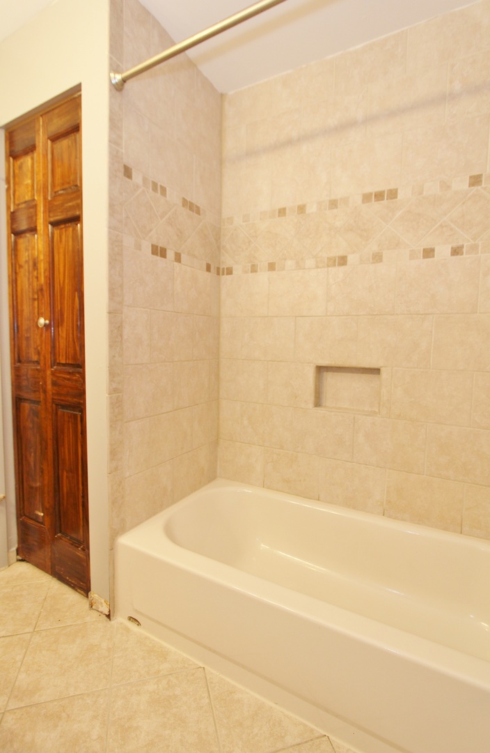 1222 Susan Circle Morris, IL 60450 - Photo 11 of 31 a bathroom with a bathtub and shower