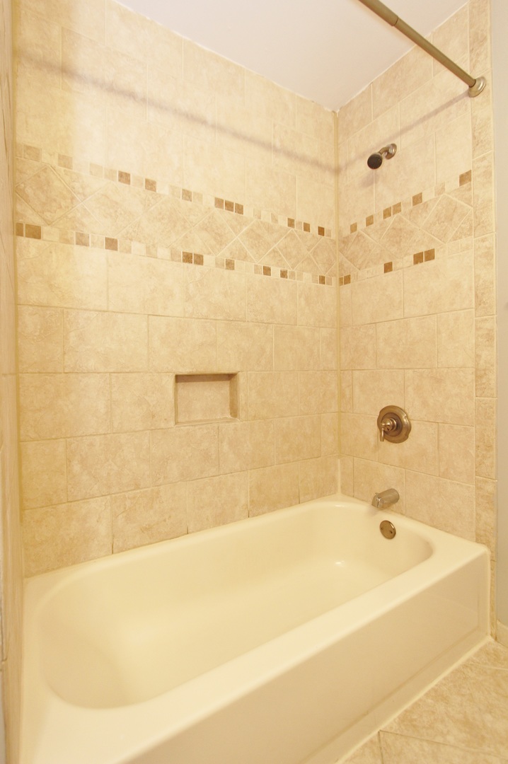 1222 Susan Circle Morris, IL 60450 - Photo 12 of 31 a bathroom with a bathtub