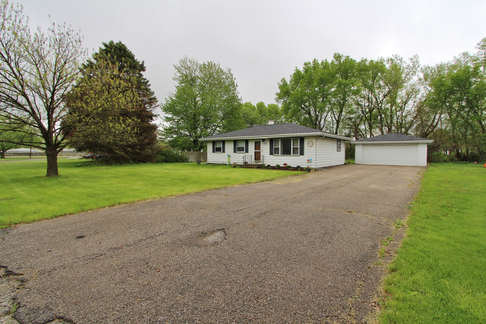 1222 Susan Circle Morris, IL 60450 - Photo 23 of 31 a view of a house with a yard and large trees