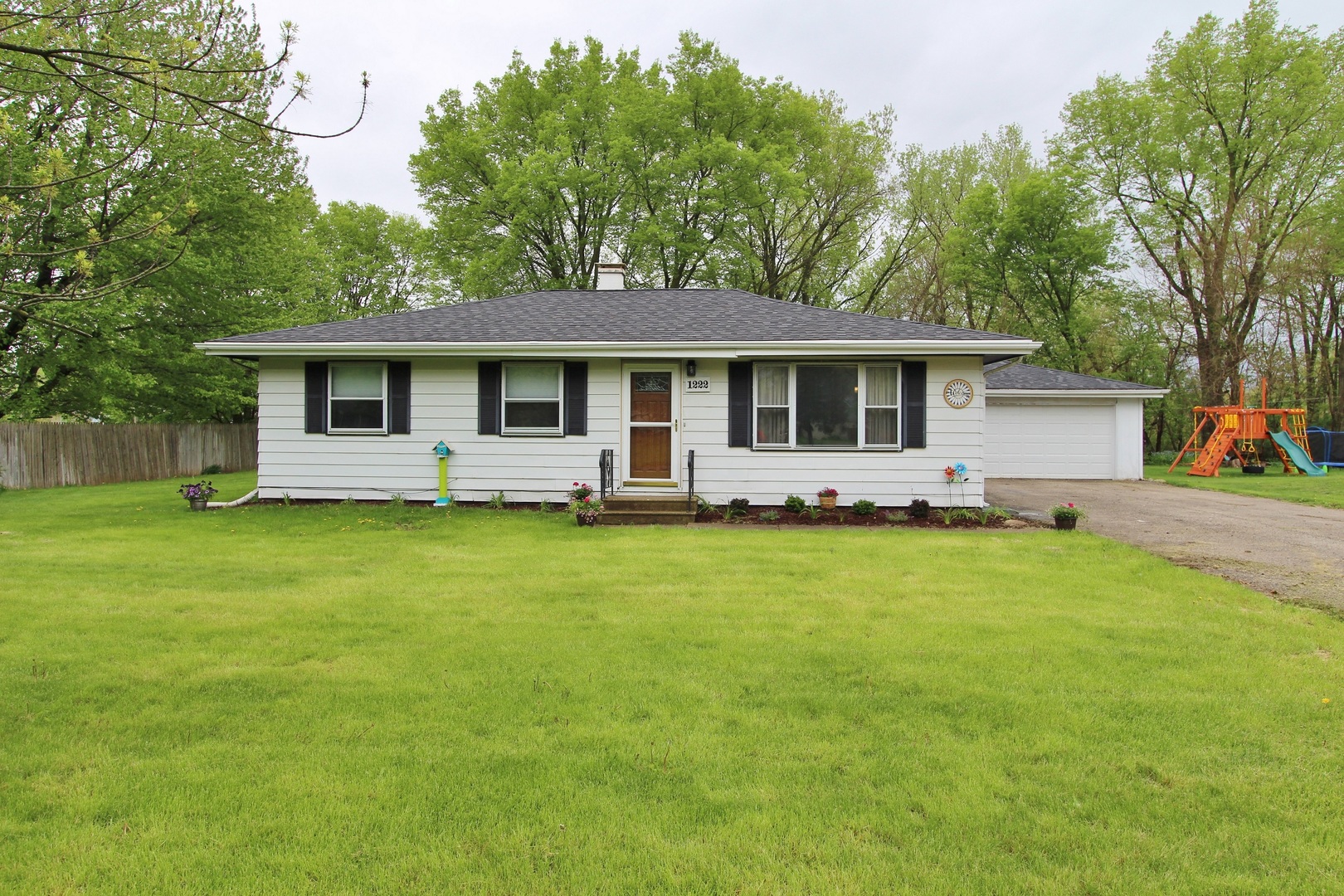 1222 Susan Circle Morris, IL 60450 - Photo 24 of 31 front view of a house with a yard