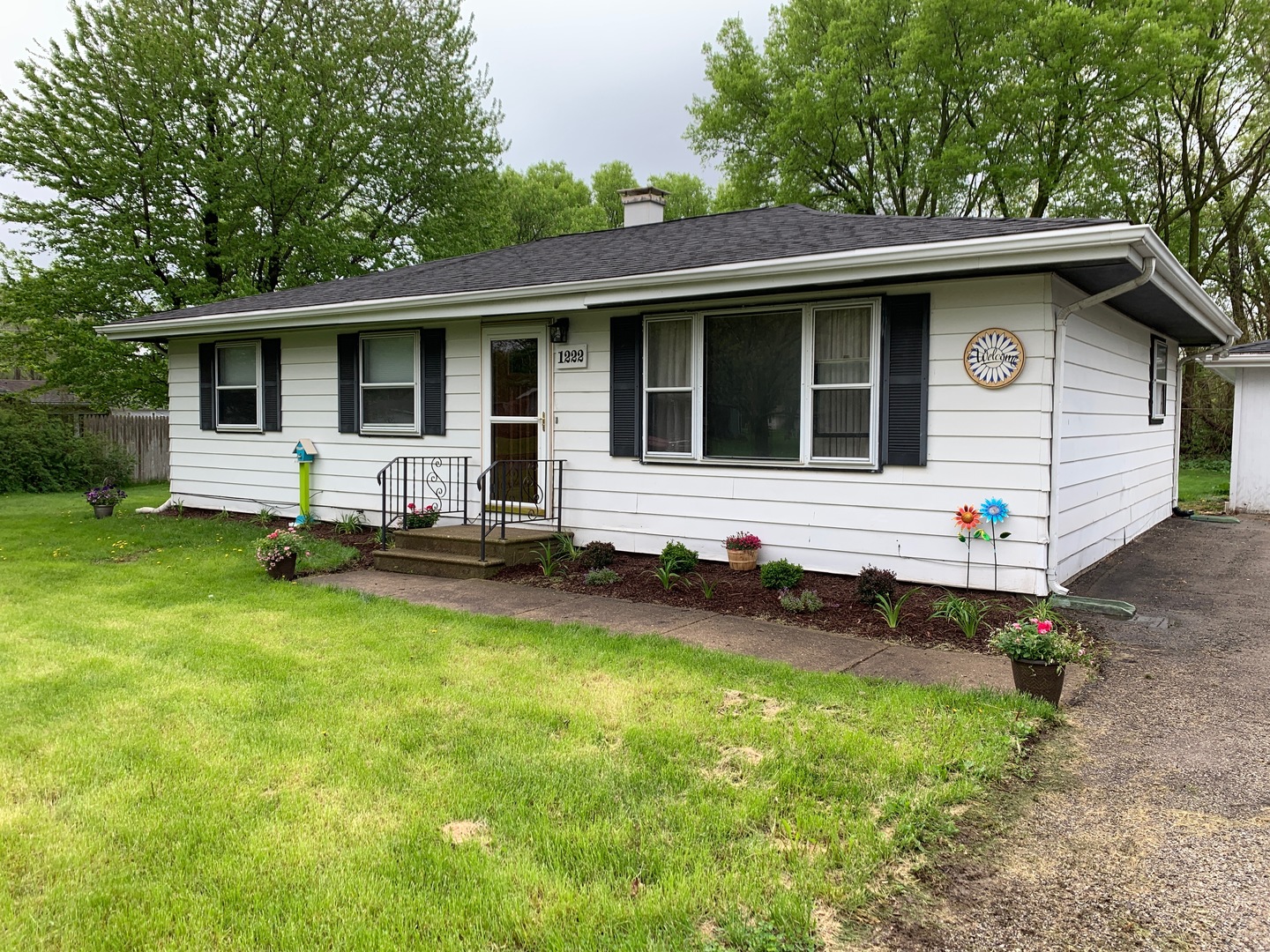 1222 Susan Circle Morris, IL 60450 - Photo 26 of 31 a front view of a house with garden